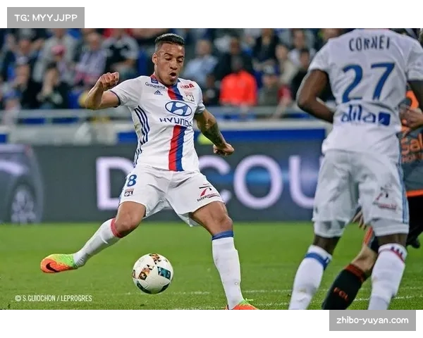 里昂中场托利索串联拦截俱佳 门前垫射破门展现全面能力
